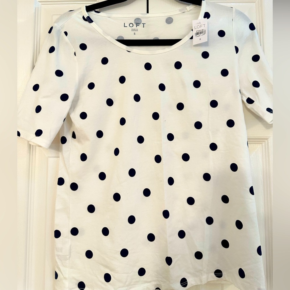 NWT The Loft white with navy polka dot scoop neck tee. Size S